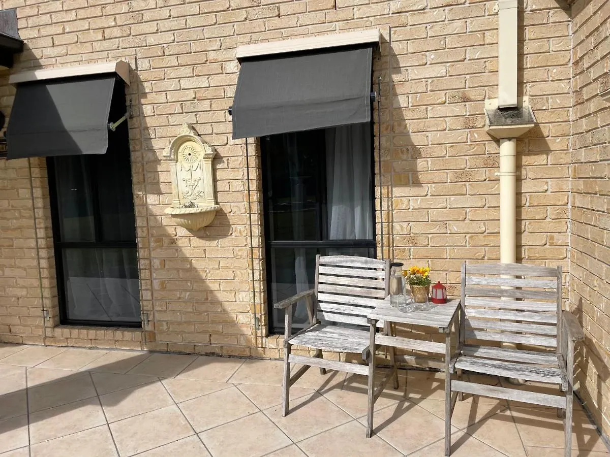 Camelot - Homestay - Double Room, Private Bathroom And Private Kitchenette On Ground Floor Of Our Home Jimboomba