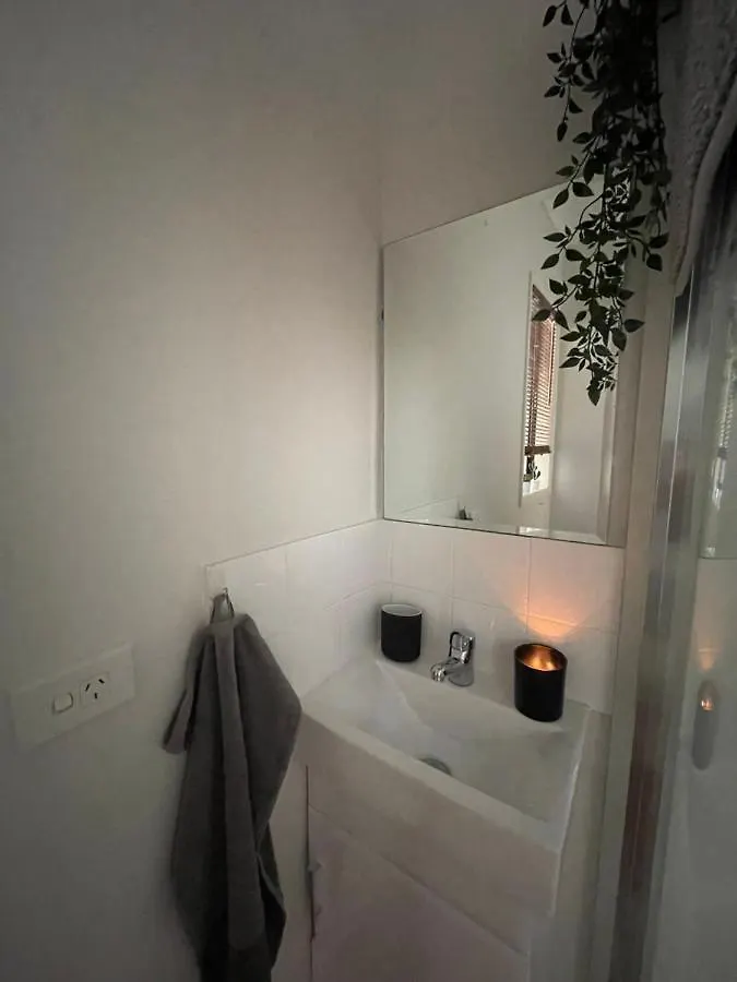 Camelot - Homestay - Double Room, Private Bathroom And Private Kitchenette On Ground Floor Of Our Home Jimboomba