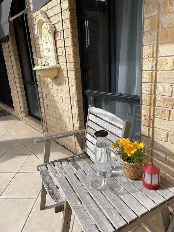 Camelot - Homestay - Double Room, Private Bathroom And Private Kitchenette On Ground Floor Of Our Home Jimboomba